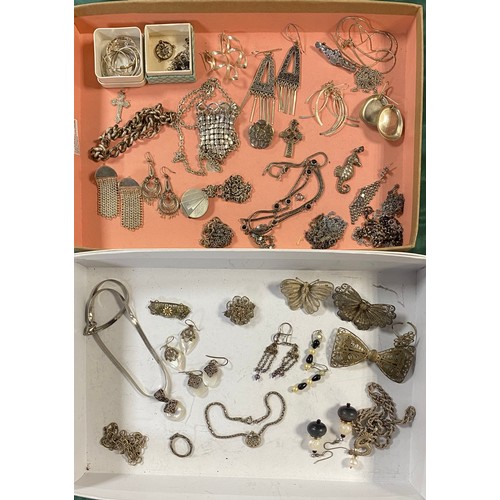 74 - A quantity of silver and other jewellery items, including silver and amber pendant necklace -