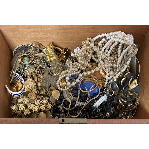 78 - A quantity of costume jewellery -