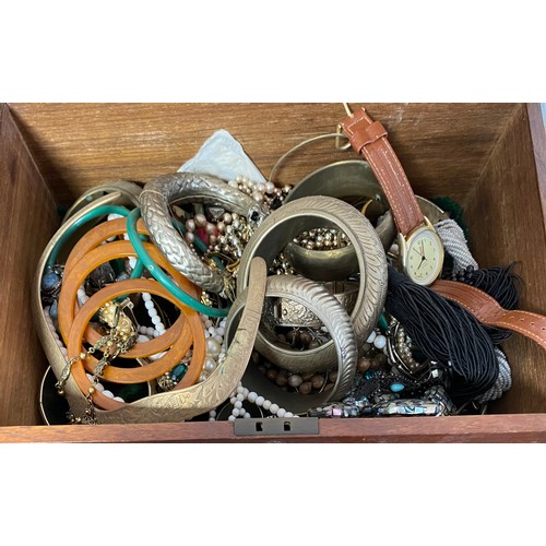 78 - A quantity of costume jewellery -