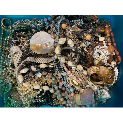 78 - A quantity of costume jewellery -