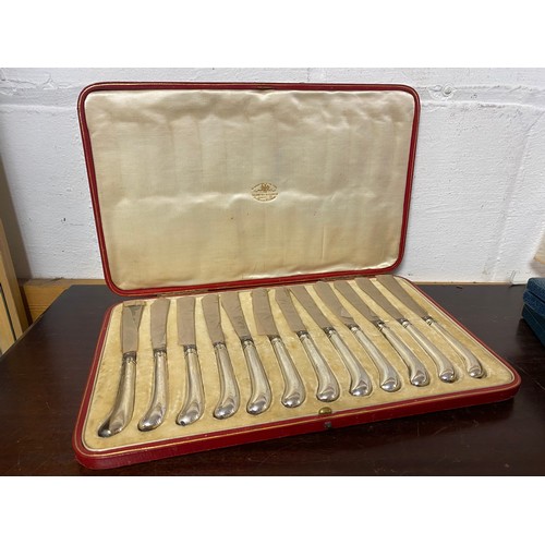 44A - A cased set of twelve Edwardian silver handled knives, London 1904, in fitted Goldsmiths & Silversmi... 