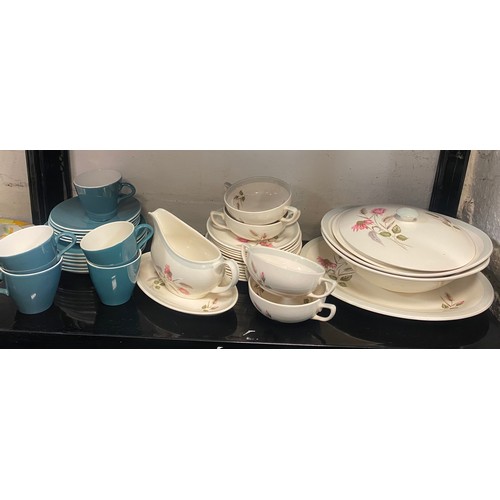 124 - A mixed lot of china, including Poole and Royal Worcester -