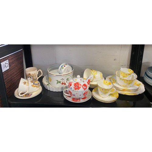 124 - A mixed lot of china, including Poole and Royal Worcester -