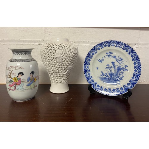 69 - A 20th century Chinese vase, a reticulated lamp base and a blue and white plate (3) -