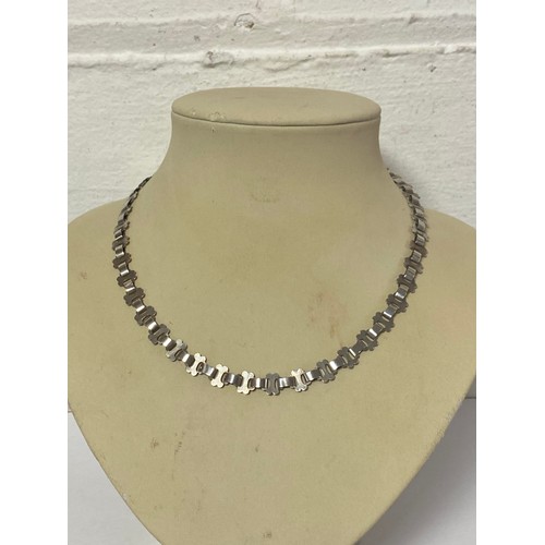 32 - A Victorian white metal bookchain style collar necklace -
