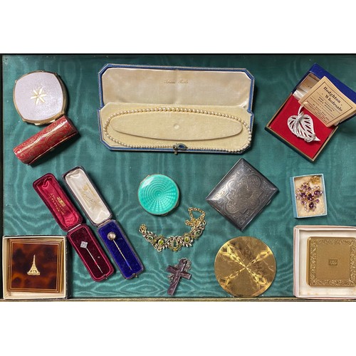 36 - A small collection of bijouterie items, including silver and enamel compact, 1930, silver aesthetic ... 