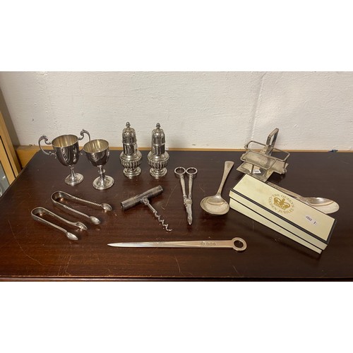 40 - A QE II silver skewer, Sheffield 1973, together with a Golden Jubilee spoon and a small quantity of ... 