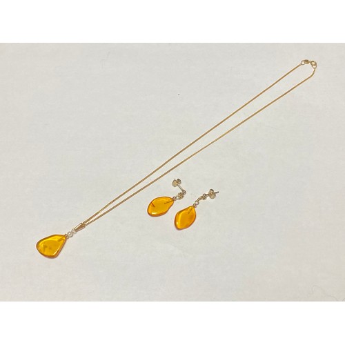 52 - A 9ct gold chain, suspending an amber and pearl pendant and a pair of amber earrings -