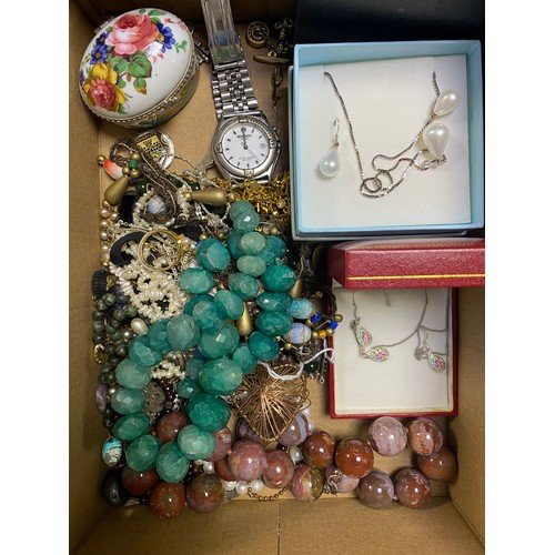 21 - A quantity of costume jewellery -