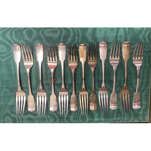 23 - A set of twelve Irish George IV silver table forks, Dublin 1825 -