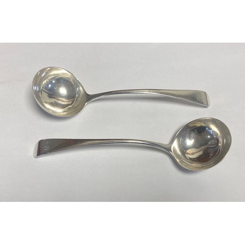 32 - A pair of William IV silver sauce ladles, London 1835 -