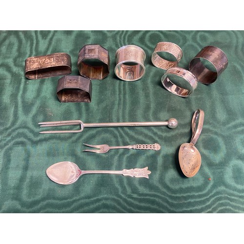 38 - A small mixed lot of silver items, various dates and makers, to include napkin rings, childs spoons ... 