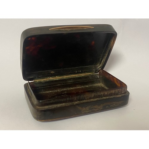 141 - A Georgian pique ware snuff box, the hinged tortoiseshell box with lozenge detail to cover and yello... 