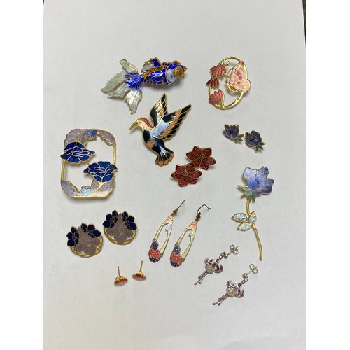 115 - A group of cloisonné jewellery items, to include articulated fish pendant, buckle and earrings -