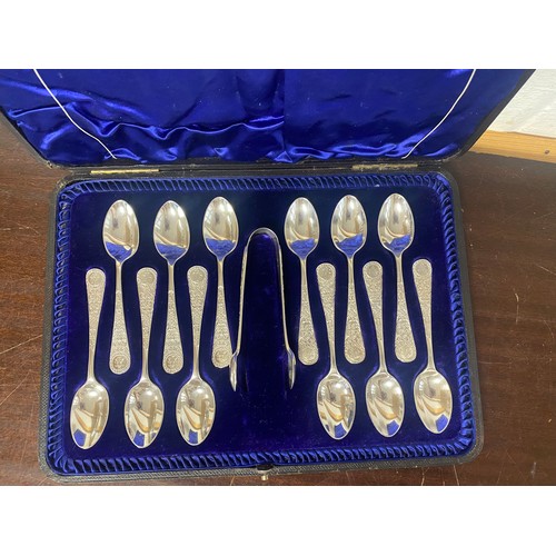 11 - A cased set of late Victorian silver tongs and teaspoons, Walker & Hall, Sheffield 1891, in silk and... 