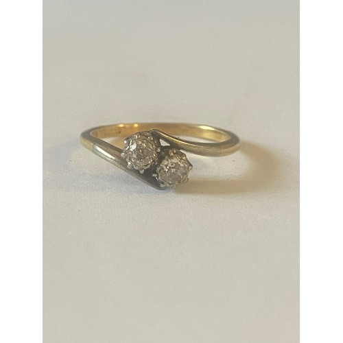 18 - An early 20th century diamond 'toi et moi' crossover two stone ring, set in 18ct gold and platinum -