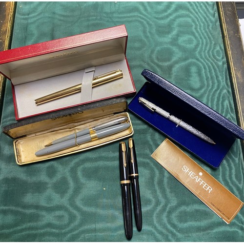 258 - Pens: a group of Parker and Sheaffer pens -