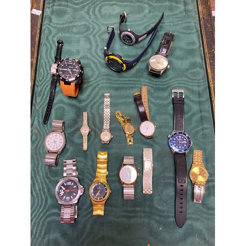 49 - A small quantity of wristwatches -