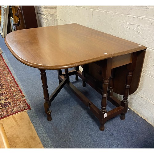 264 - A mahogany gateleg table, with turned supports -