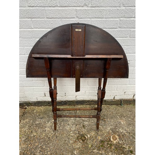 267 - A late Victorian coaching table, labelled for Thornton Herne, Pont St -