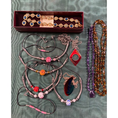 7 - A quantity of costume jewellery, including an amethyst pendant necklace -