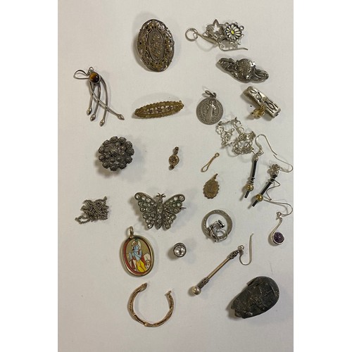 15 - A small quantity of jewellery and costume jewellery, including paste studs -