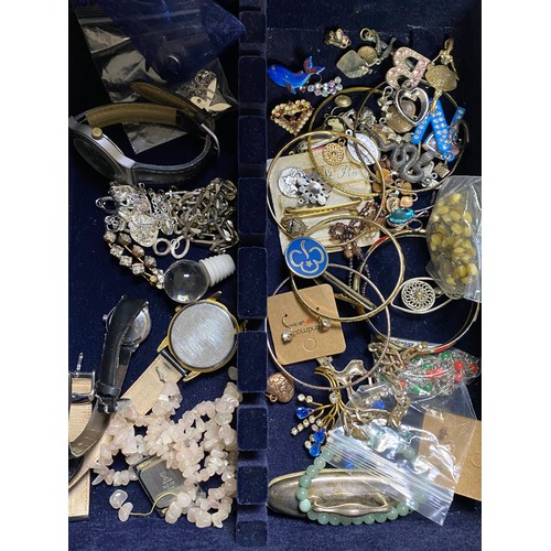 15 - A small quantity of jewellery and costume jewellery, including paste studs -