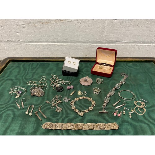 31 - A small group of mostly silver jewellery, including filigree bracelet, gate bracelet, earrings etc -