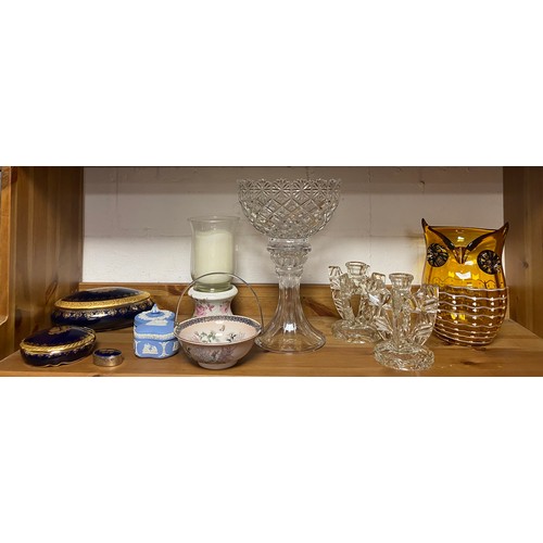 170 - A mixed lot of glass and china, to include a pair of candlesticks, pedestal bowl and Wedgwood trinke... 