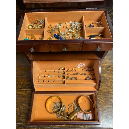 41 - A jewellery box and contents, to include 9ct gold ring (a/f), another gold ring 9ct metal core bangl... 