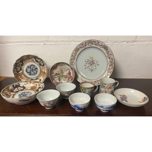 176 - A small quantity of mostly Chinese porcelain, to include a pair of blue and white tea bowls, a pair ... 