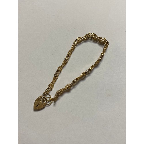 99 - A 9ct gold gatelink bracelet -