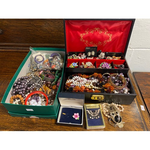 93 - A quantity of costume jewellery, including amber, vintage beads etc -