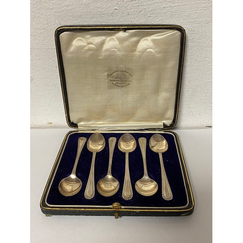 13 - A cased set of six George V silver teaspoons, Goldsmiths & Silversmiths Company, London 1924 -