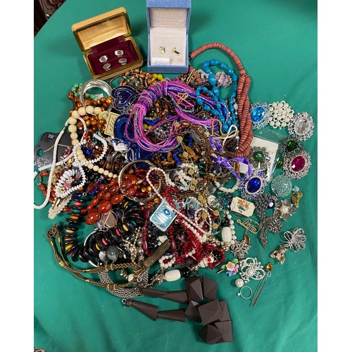 15 - A quantity of costume jewellery -