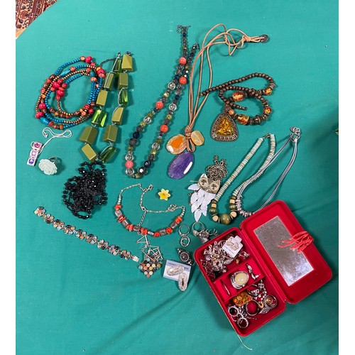 16 - A quantity of costume jewellery -