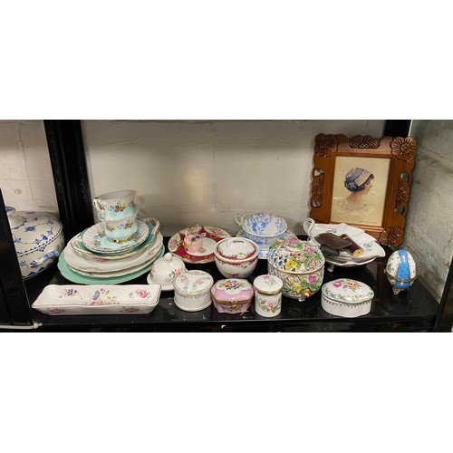 122 - A quantity of decorative china, teawares etc -