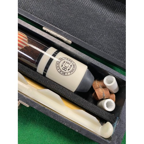 234 - A modern 'BCE Custom Cues' cue, cased -