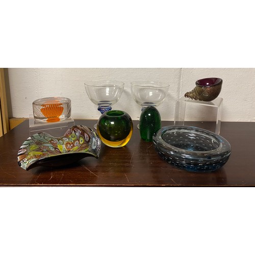 128A - A quantity of art glass, to including controlled bubble bowl and paperweights, yellow and green vase... 