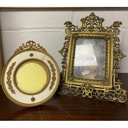 103 - A 19th century gilt mounted circular easel back photograph frame and another frame (2) -