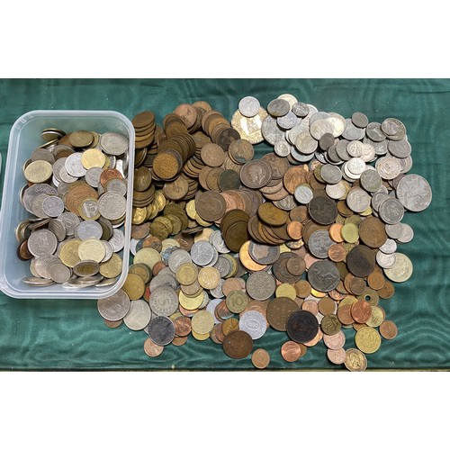 267 - Coins: a quantity of GB and World coinage and banknotes -