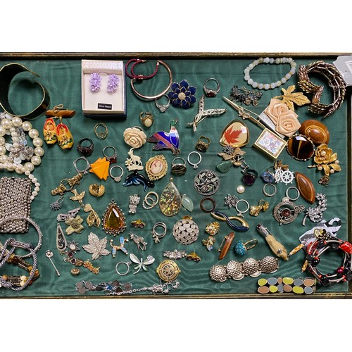 9 - A quantity of costume jewellery -