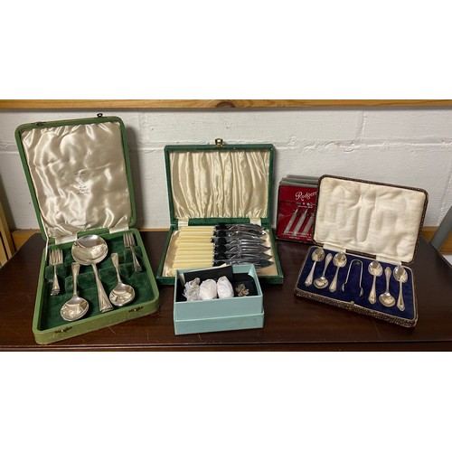 37 - A quantity of silver plate, including cased fish knives and forks etc -