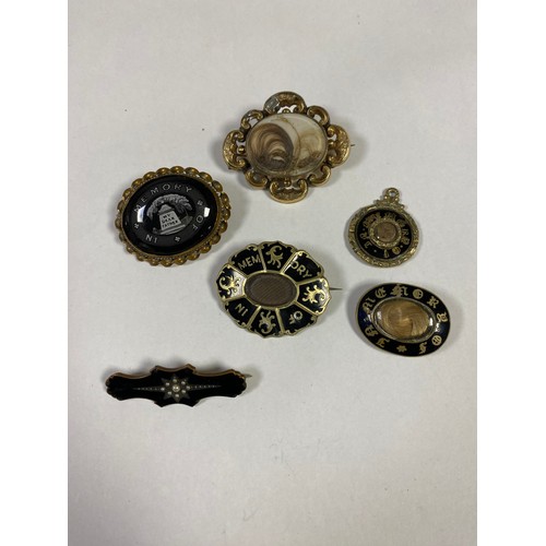 73 - A group of 19th century and later mourning brooches and pendants (6) -