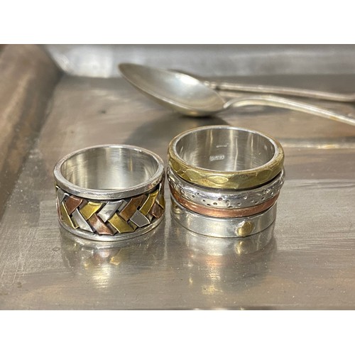 82 - Two modern silver band rings and a small quantity of silver platedwares -