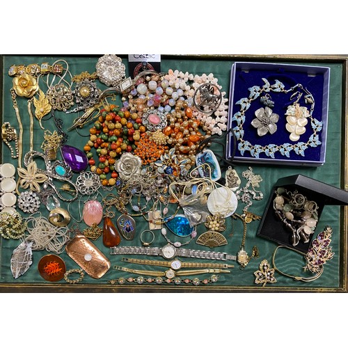 102 - A quantity of costume jewellery, including rolled gold cased studs, locket, compacts etc -