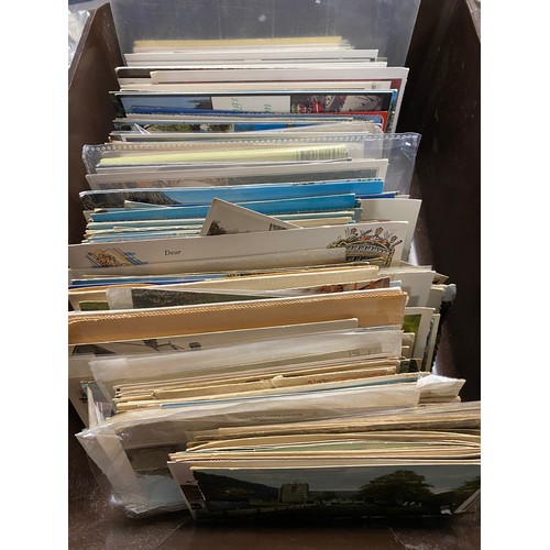 265 - Postcards: a quantity of loose postcards, mostly topographical -