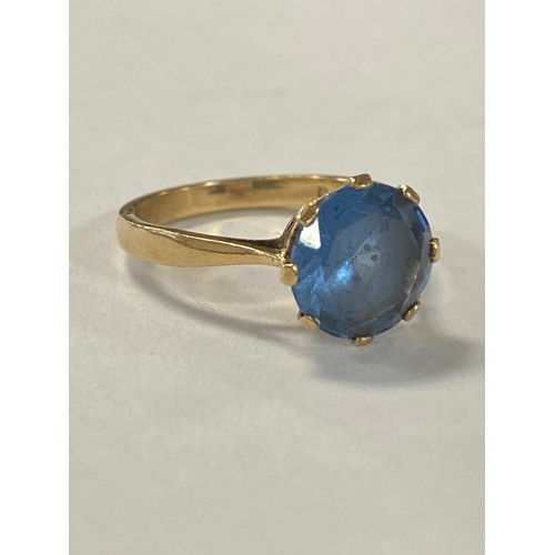 16 - A 9ct gold ring, set with a circular synthetic colour-change stone -