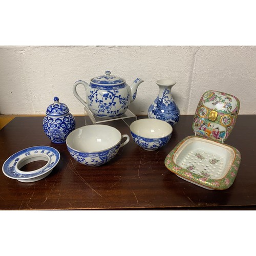 93 - A Chinese blue and white teapot and cover, a famille rose dish and cover and other Chinese wares -