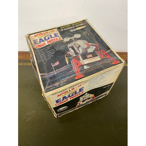 252 - Toys: a Japanese Apollo II American Eagle Lunbar Module battery operated toy, by Daishin Kogyo Co., ... 